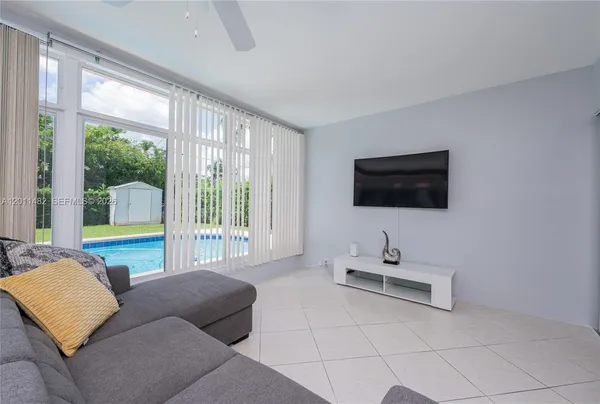 $5,000 | 810 South Rainbow Drive, Hollywood, FL 33021