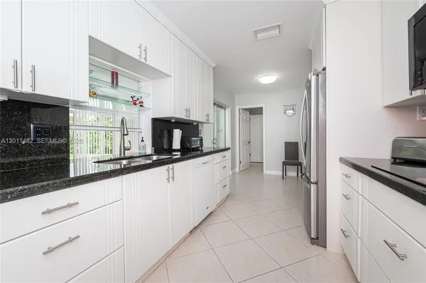 $5,000 | 810 South Rainbow Drive, Hollywood, FL 33021