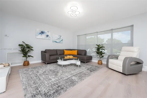 $5,000 | 810 South Rainbow Drive, Hollywood, FL 33021