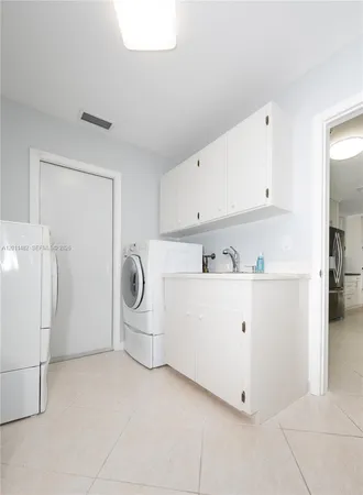 $5,000 | 810 South Rainbow Drive, Hollywood, FL 33021