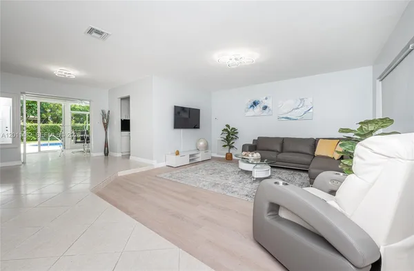 $5,000 | 810 South Rainbow Drive, Hollywood, FL 33021