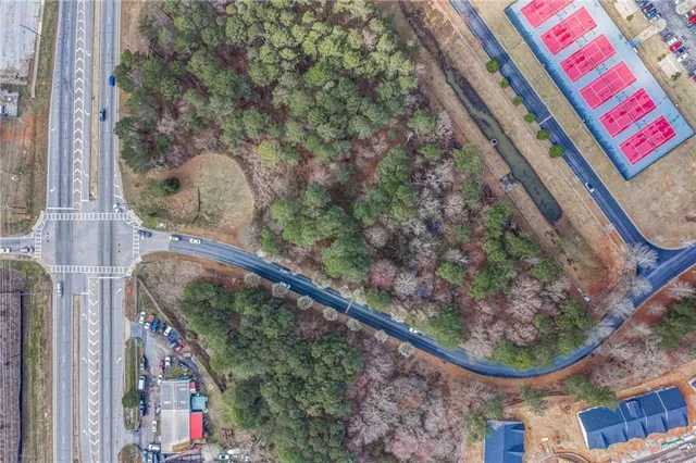 a view of a backyard