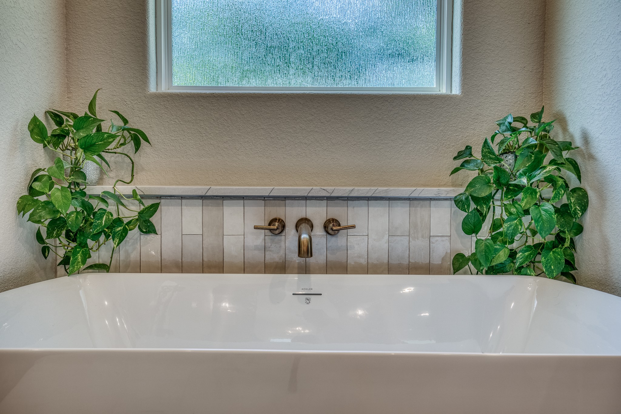 40051 Mesquite Hempstead, TX 77445 - Photo 17 of 29 a bathroom with a potted plant