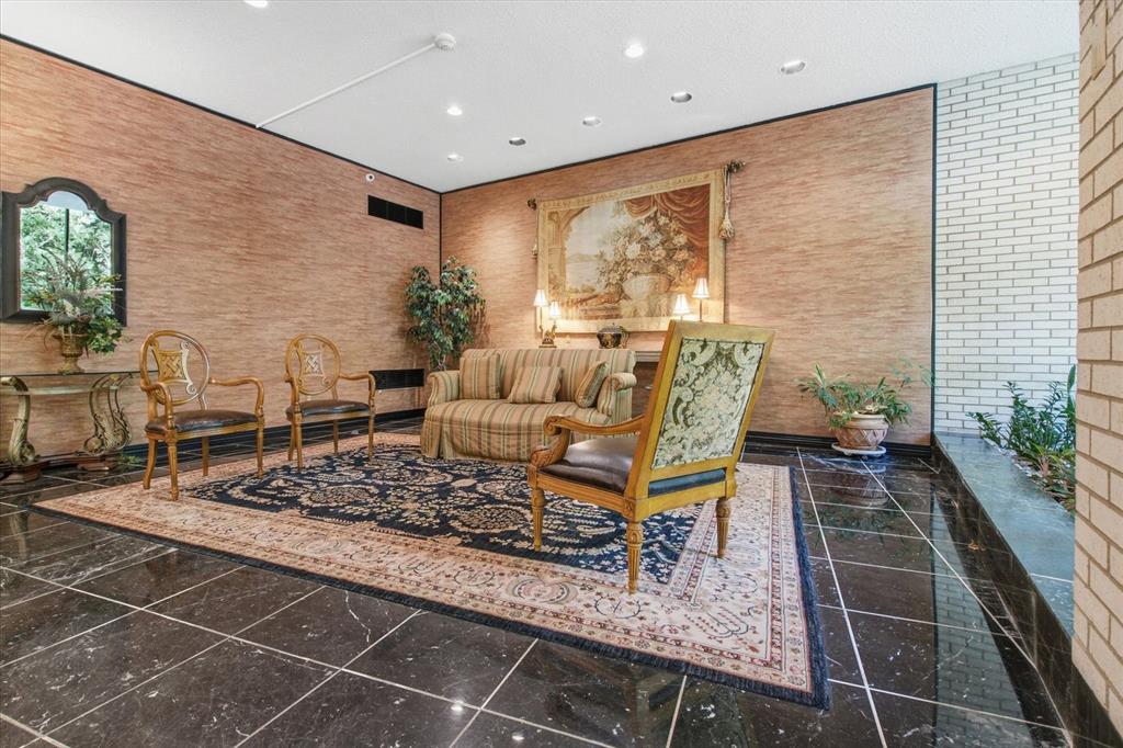 1150 Bower Hill Road, Unit 901A Pittsburgh, PA 15243 - Photo 5 of 41 Foyer