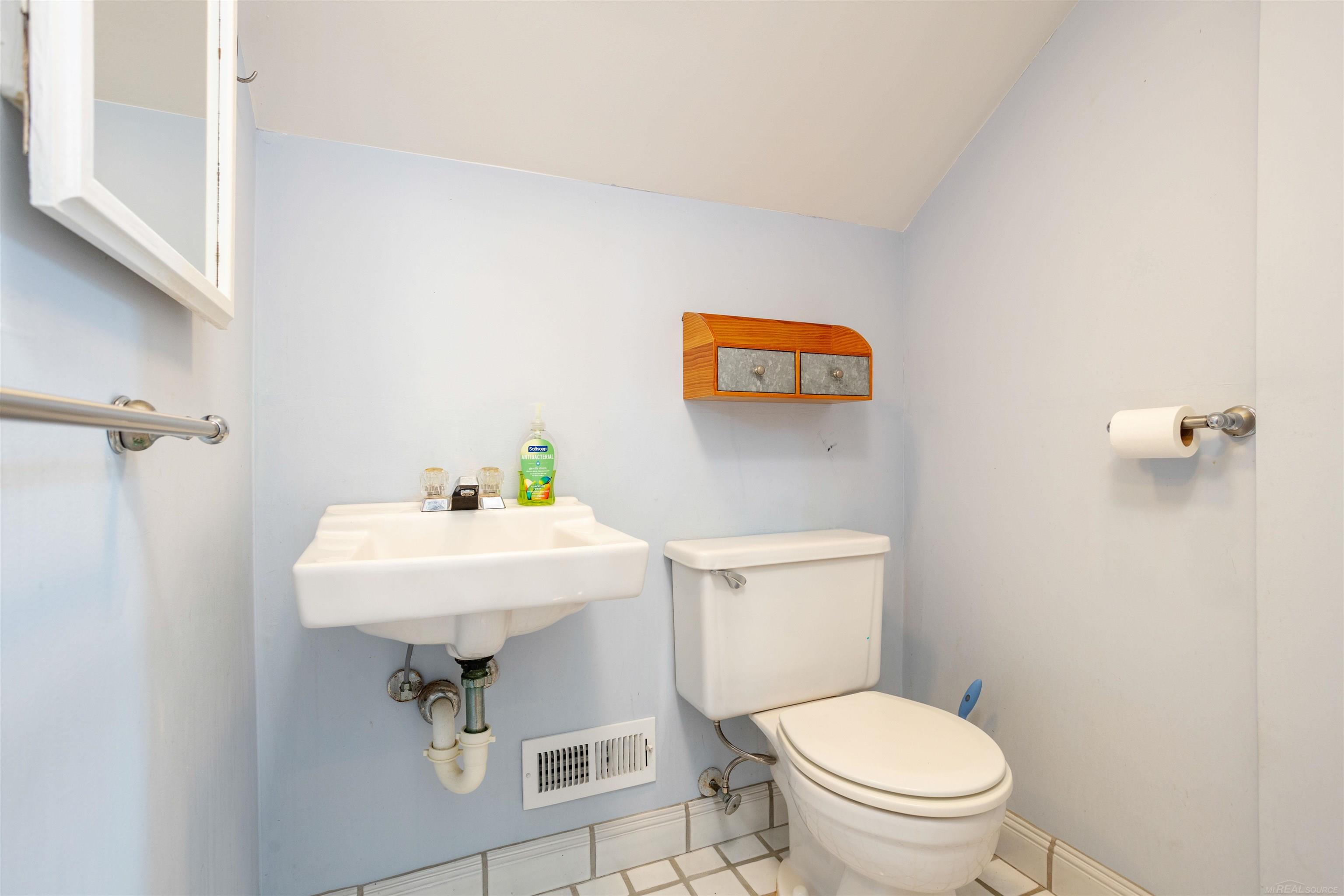 1410 Roslyn Road Grosse Pointe, MI 48236 - Photo 29 of 33 50150671-737a40b3-136d-4281-9beb-46456f6d0dfa.JPG