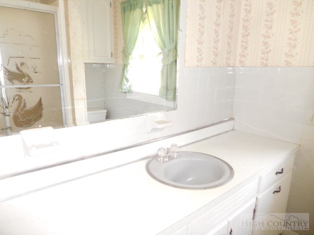 103 Davis Gentry Road Lansing, NC 28643 - Photo 10 of 12 Gallery Image 10