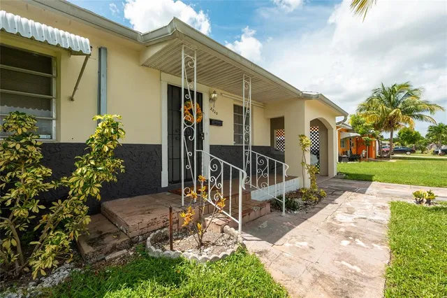 a front view of house with yard