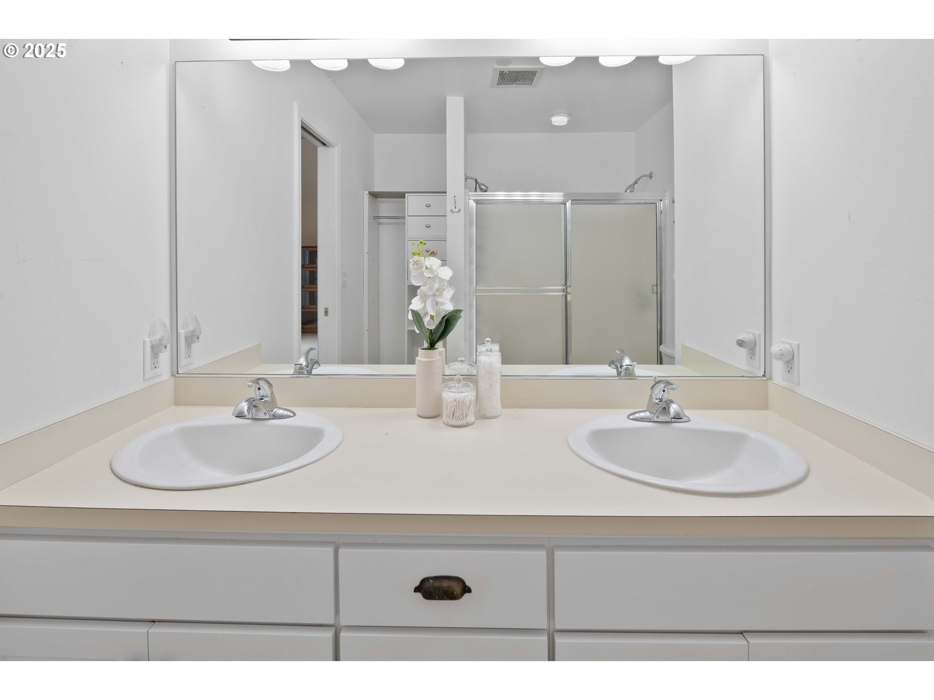 265 23rd Street Astoria, OR 97103 - Photo 25 of 36 a bathroom with a sink and a mirror