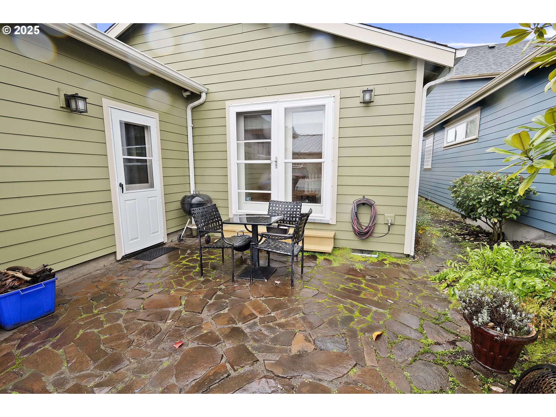 265 23rd Street Astoria, OR 97103 - Photo 31 of 36 a view of a outdoor space with a patio