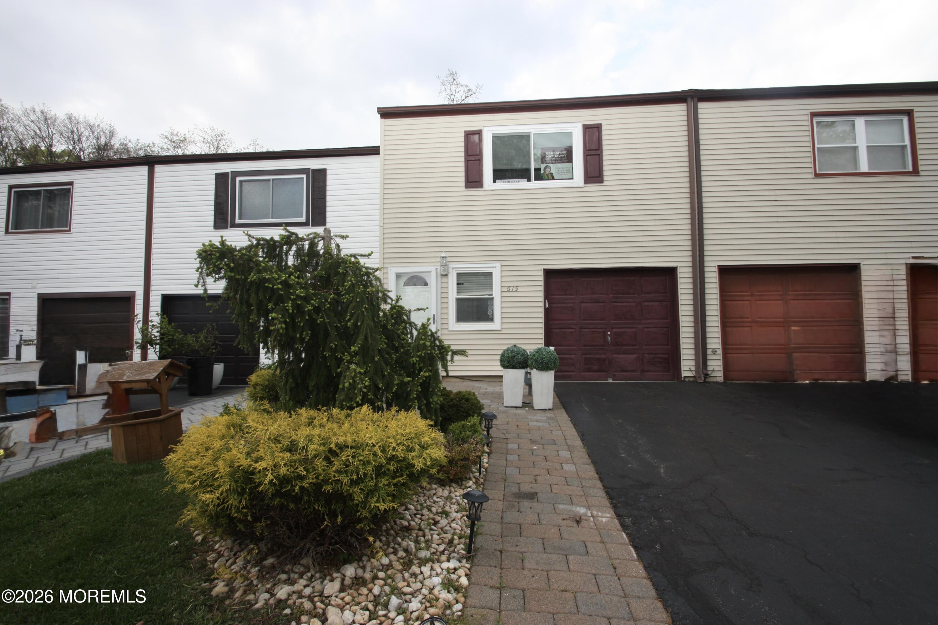 615 Randall Way Matawan, NJ 07747 - Photo 5 of 46 B94BF019-9DC8-4BA8-8BA3-40D59409C201_1_2