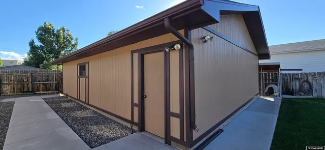 $229,900 | 115 East Warren Street, Thermopolis, WY 82443