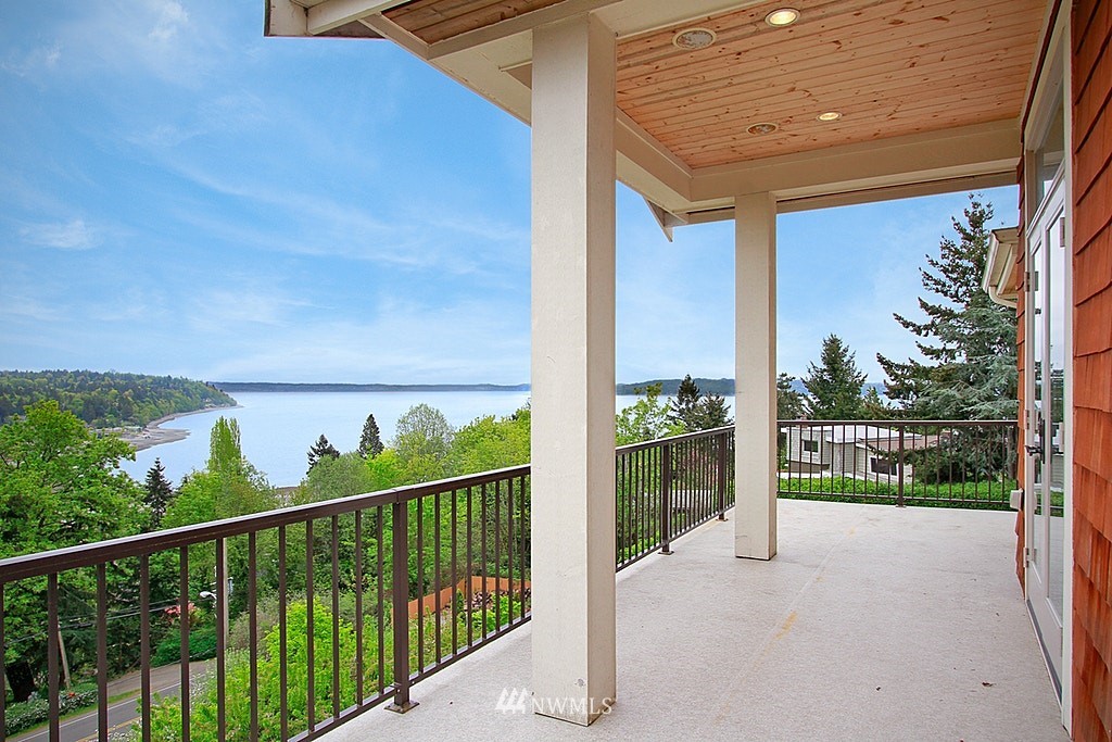 17435 Sylvester Road Southwest Burien, WA 98166 - Photo 3 of 25 Gallery Image 3