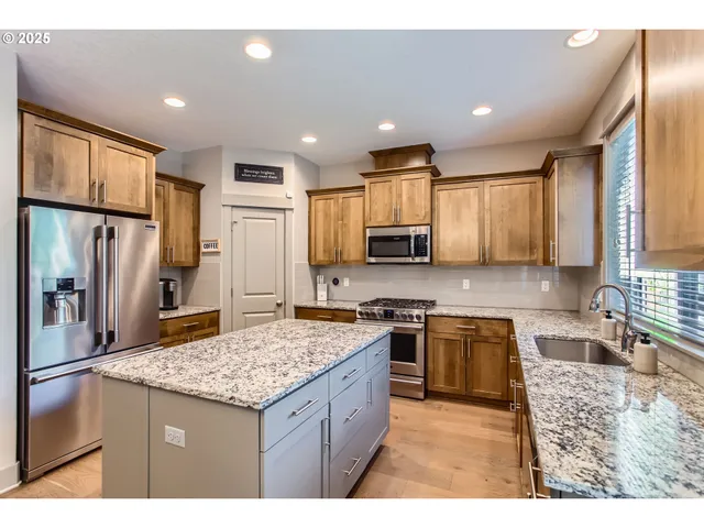 $699,900 | 8326 Southwest Oak Street, Portland, OR 97223