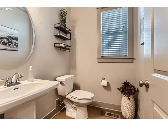 $699,900 | 8326 Southwest Oak Street, Portland, OR 97223