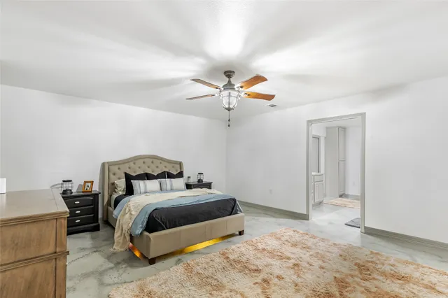 a en suite bathroom with a double vanity sink and a mirror