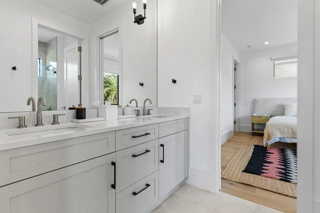 a en suite bathroom with a sink and a mirror