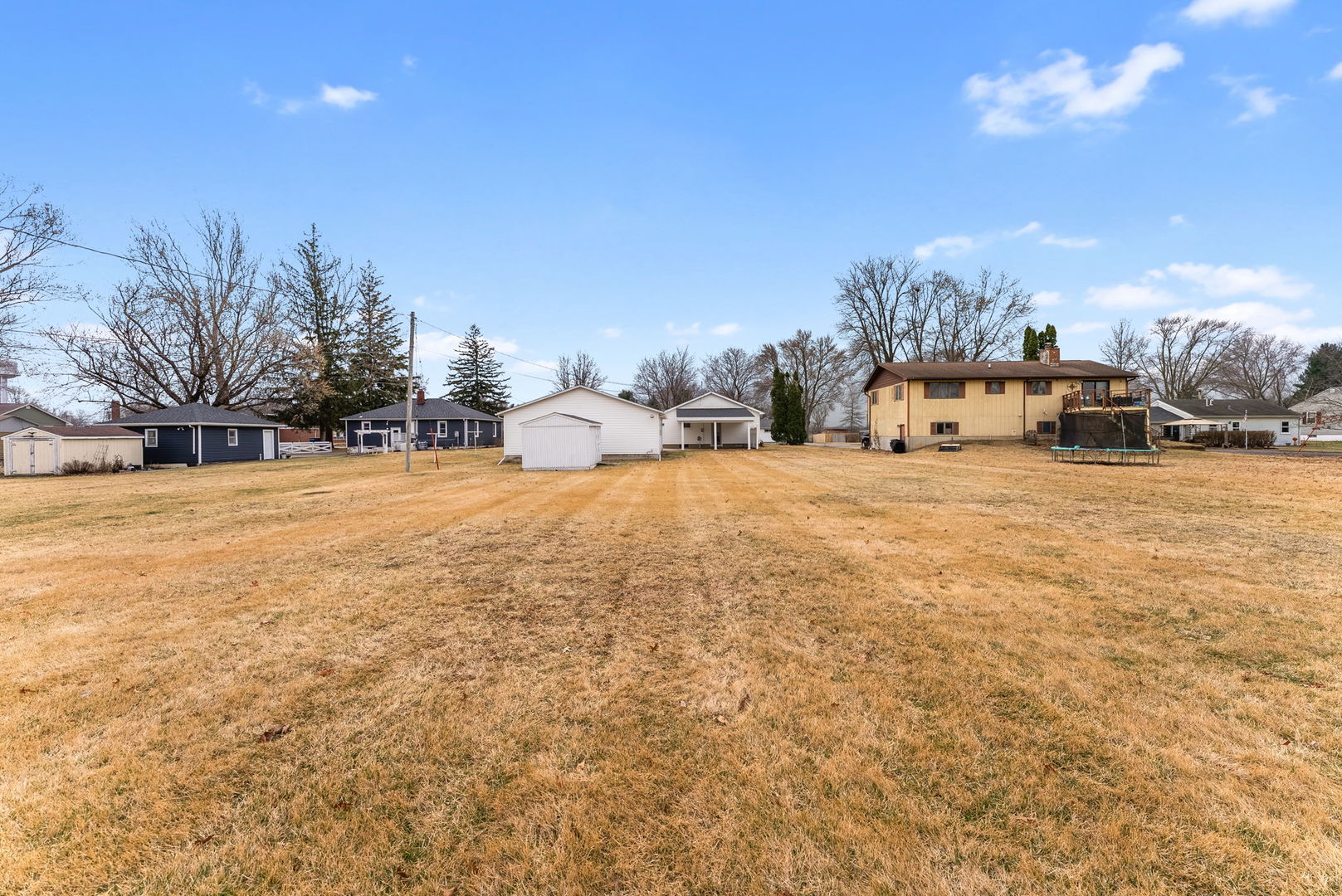 1419 113th Avenue Milan, IL 61264 - Photo 7 of 25 a view of a yard with a house