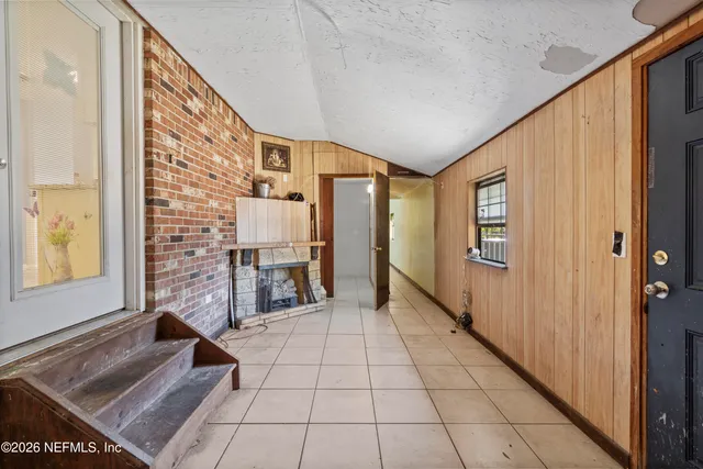 a very nice looking empty room with windows