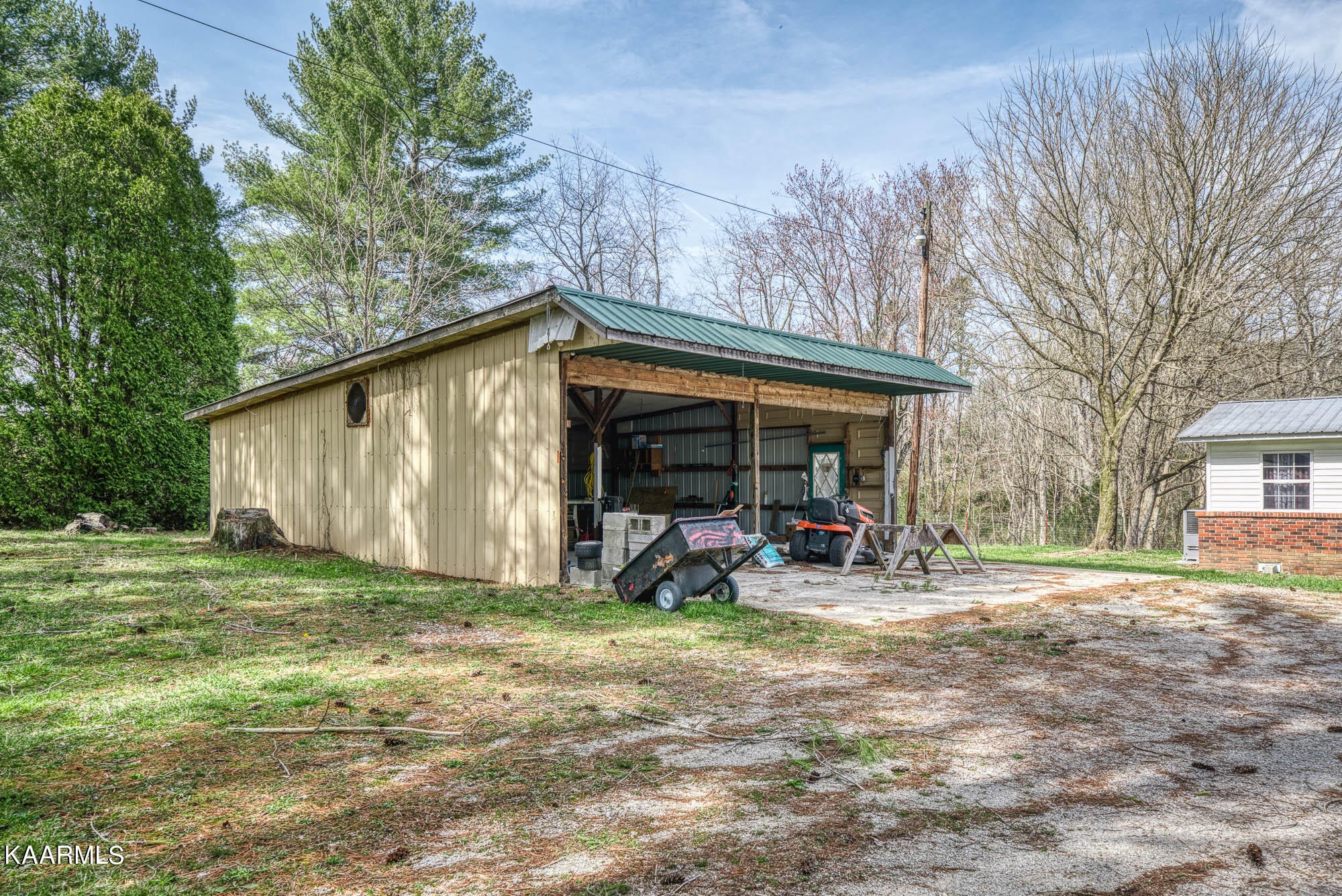 2371 Roslin Road Jamestown, TN 38556 - Photo 5 of 38 a view of a house with backyard