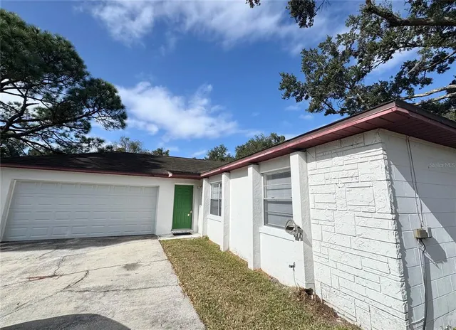 a view of backyard of the house
