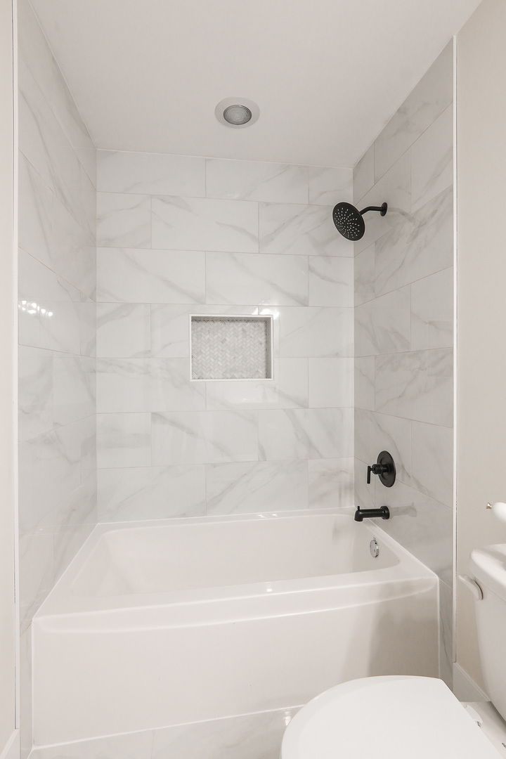 985 Spring Street Manteno, IL 60950 - Photo 31 of 46 a bathroom with a toilet and a bathtub