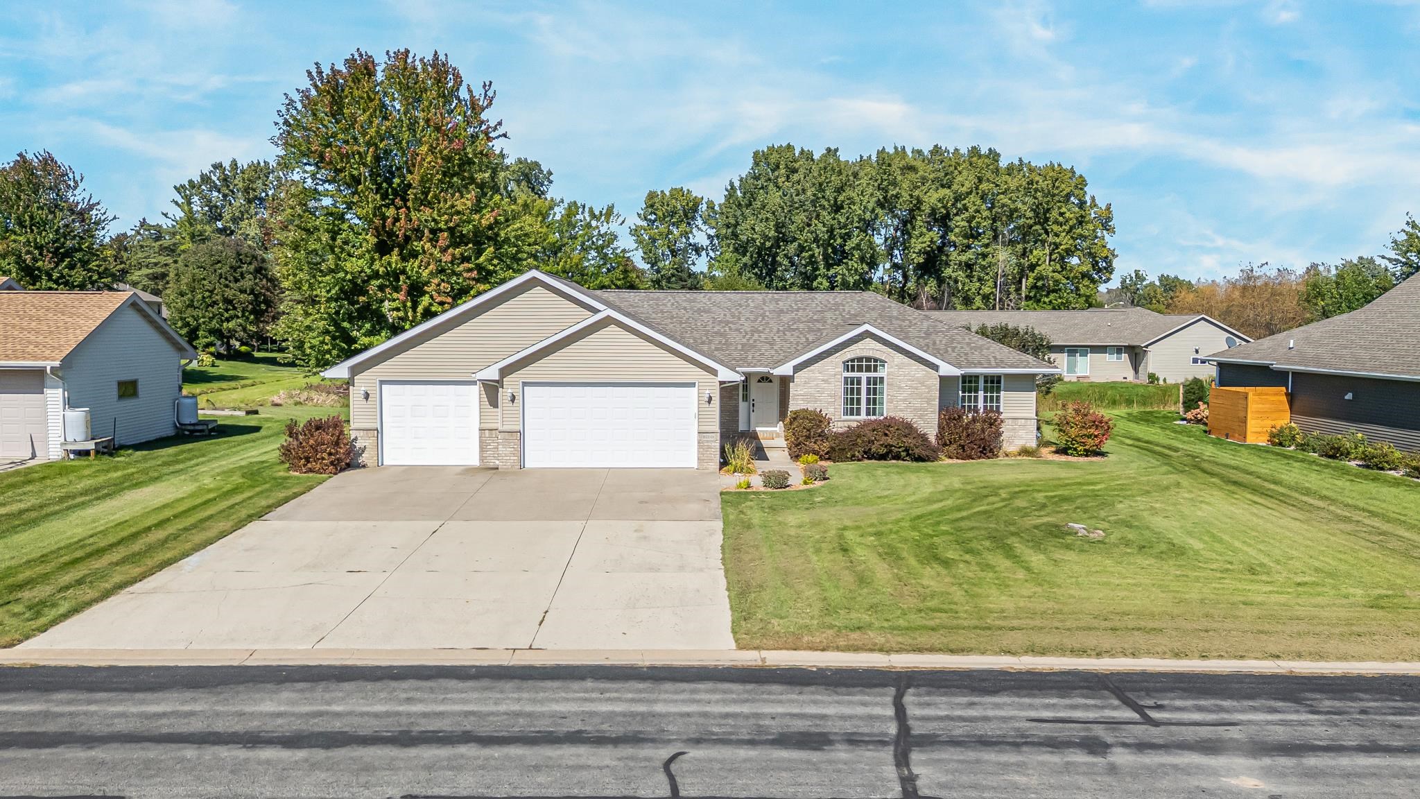 W2246 Raspberry Lane Appleton, WI 54913 - Photo 2 of 40 Gallery Image 2