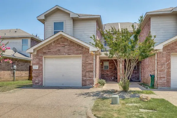 $1,950 | 2326 Kingsway Drive, Arlington, TX 76012