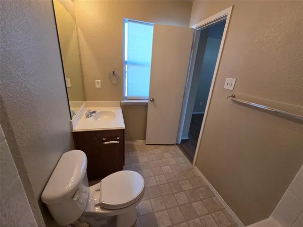 $1,950 | 2326 Kingsway Drive, Arlington, TX 76012