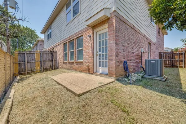 $1,950 | 2326 Kingsway Drive, Arlington, TX 76012
