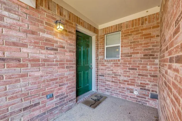 $1,950 | 2326 Kingsway Drive, Arlington, TX 76012