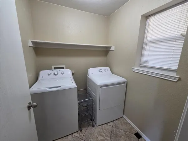 $1,950 | 2326 Kingsway Drive, Arlington, TX 76012