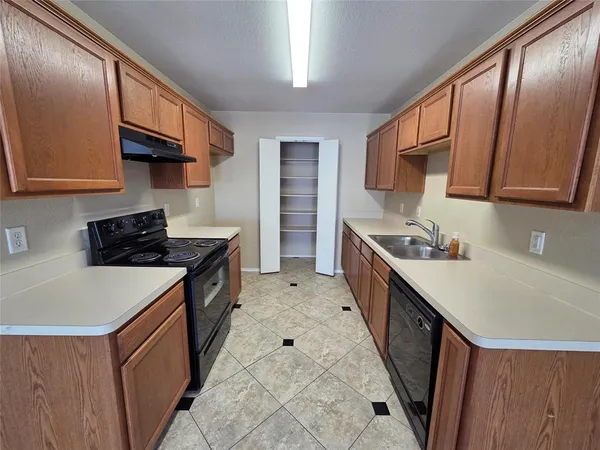 $1,950 | 2326 Kingsway Drive, Arlington, TX 76012