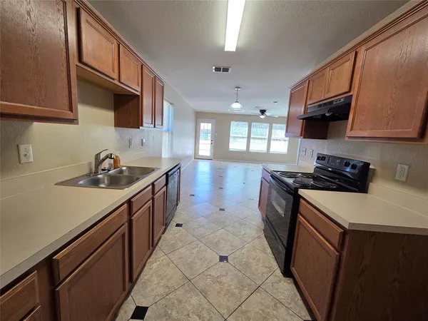 $1,950 | 2326 Kingsway Drive, Arlington, TX 76012