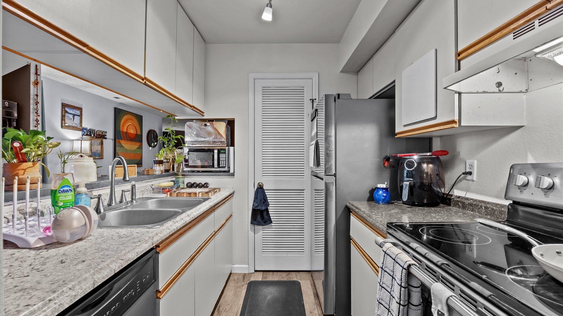 264 Coventry Court, Unit 32 Grand Junction, CO 81503 - Photo 8 of 17 a kitchen with stainless steel appliances granite countertop a sink stove and refrigerator