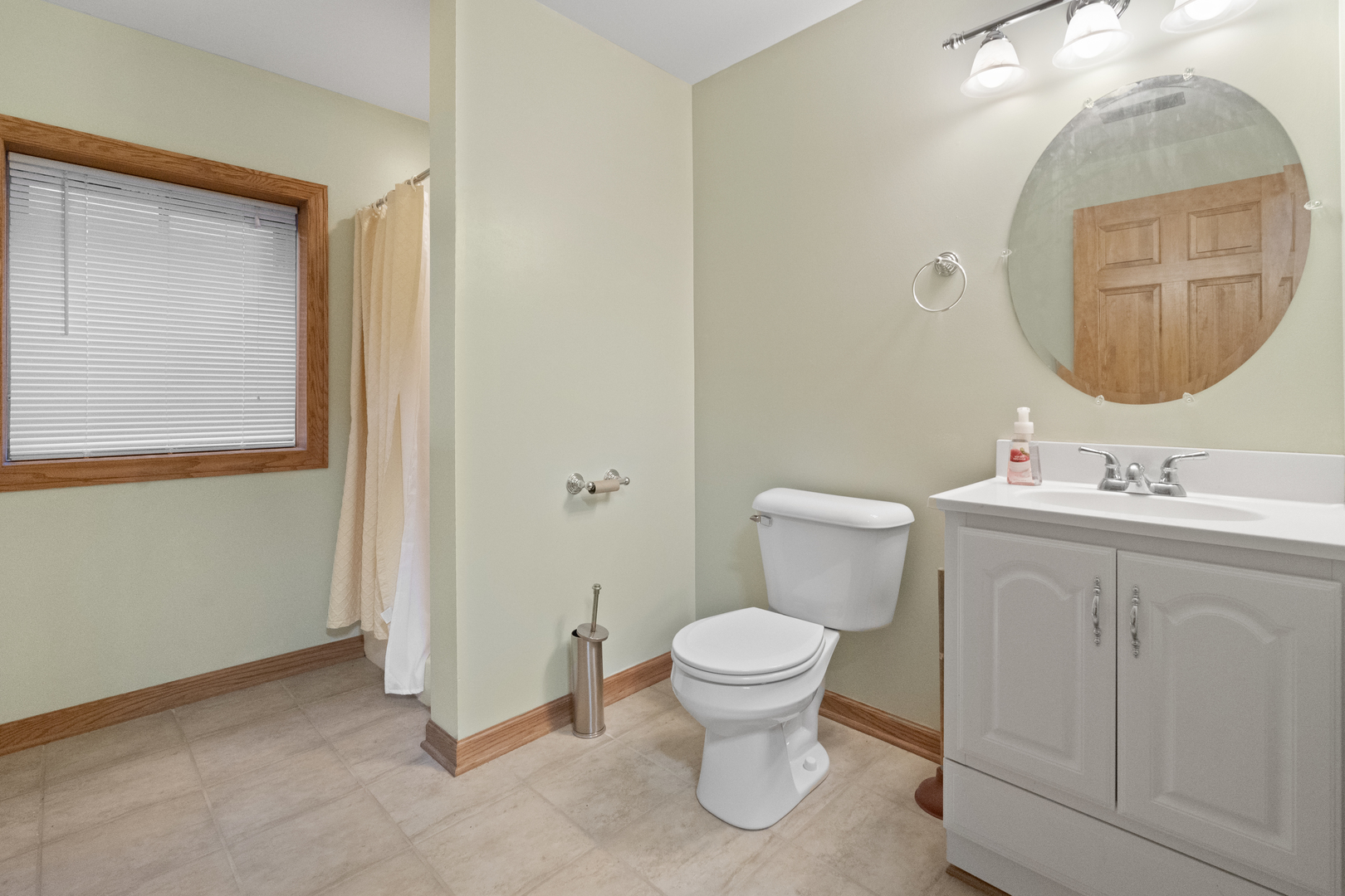 8202 Eagle Ridge Spring Grove, IL 60081 - Photo 35 of 44 a bathroom with a sink toilet and a mirror