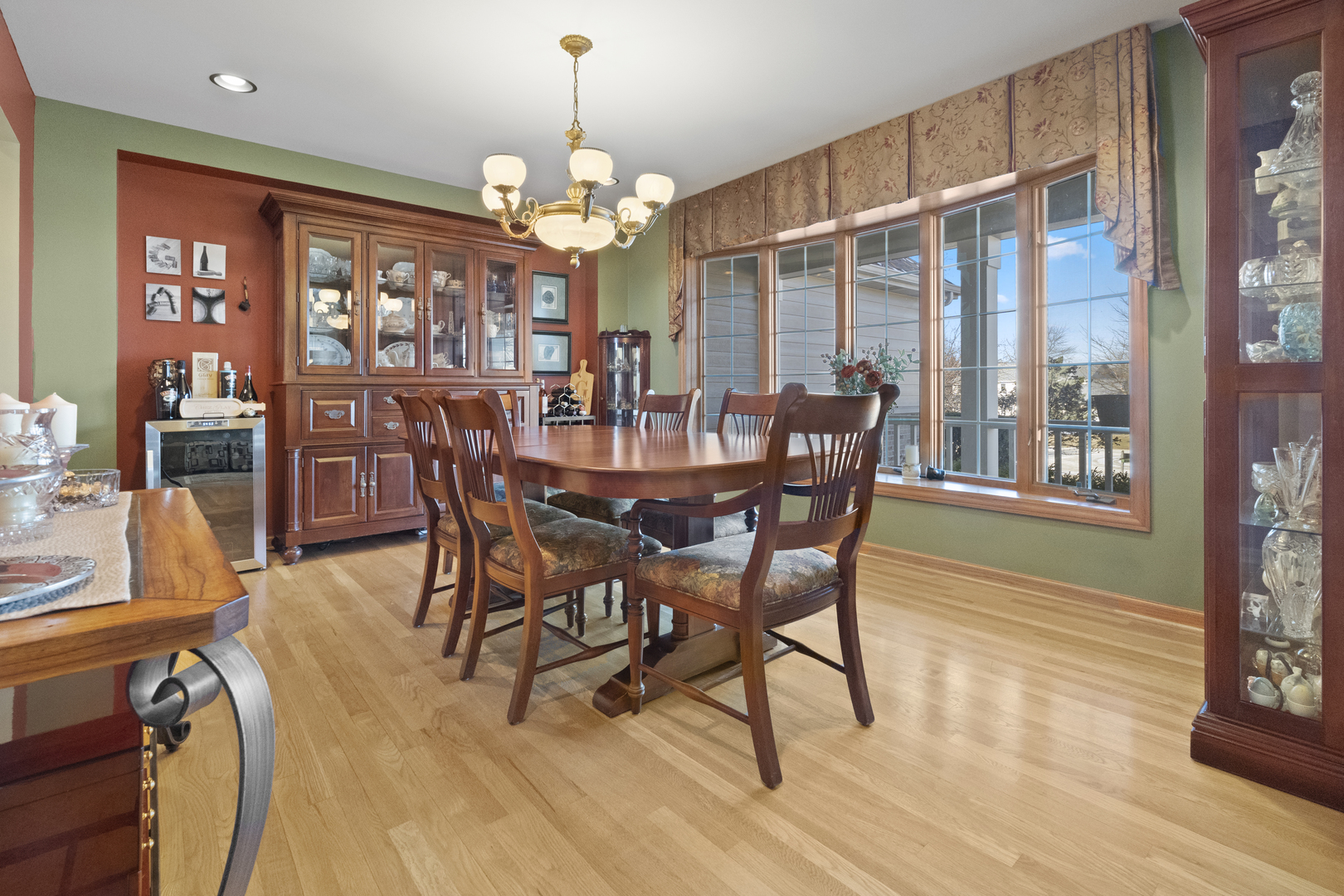 8202 Eagle Ridge Spring Grove, IL 60081 - Photo 5 of 44 a view of a dining room with furniture wooden floor and chandelier