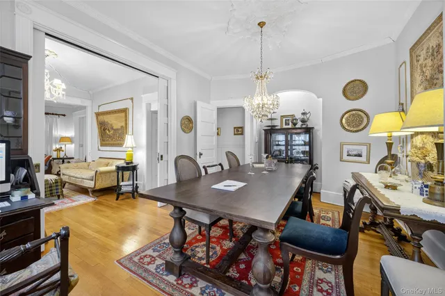a view of livingroom with furniture