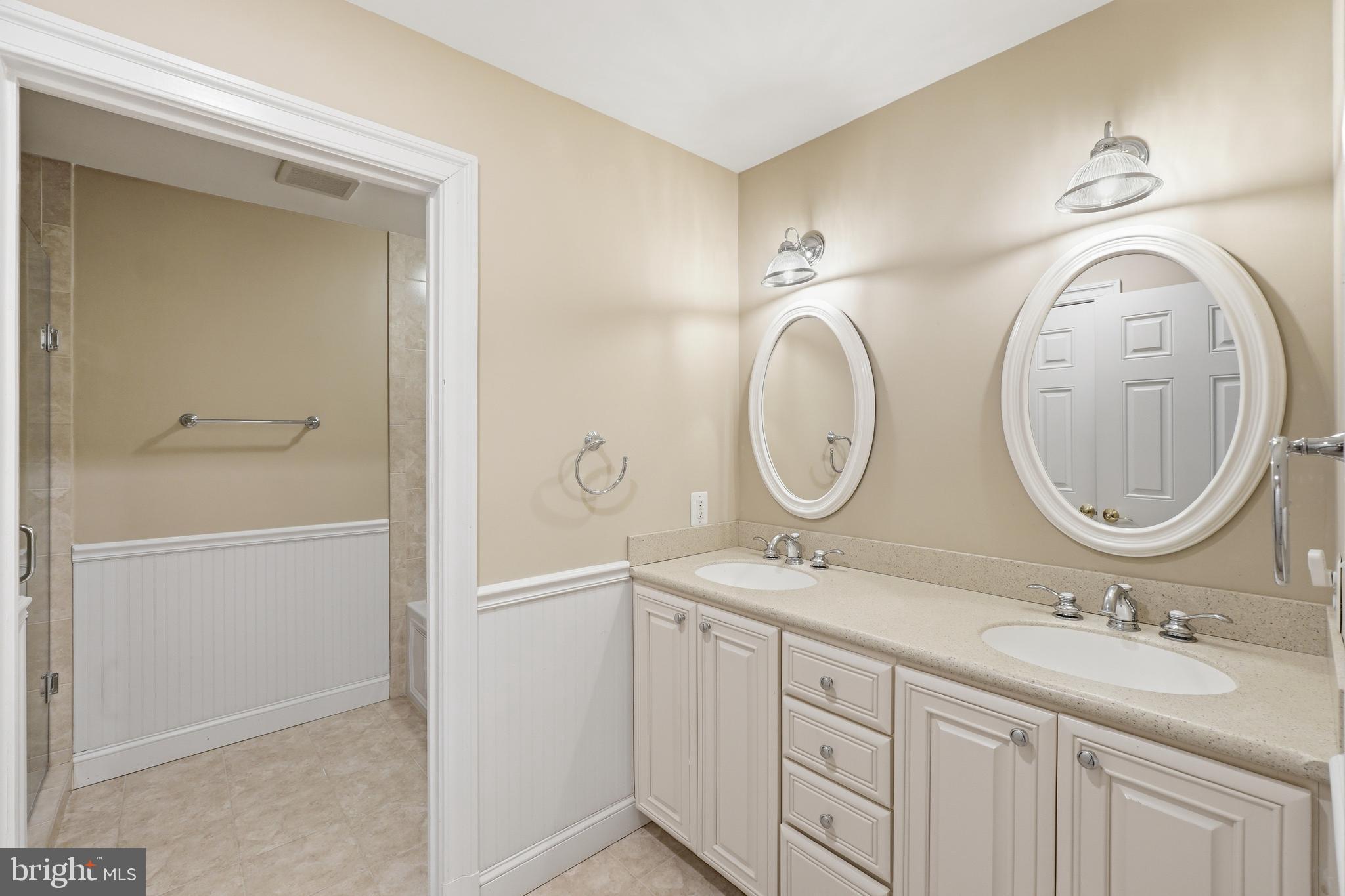 9904 Hall Road Potomac, MD 20854 - Photo 23 of 37 Hallway Bathroom