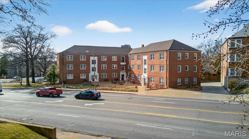 923 South Hanley Road, Unit C St. Louis, MO 63105 - Photo 1 of 31