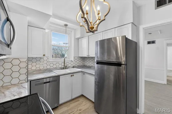 $2,200 | 923 South Hanley Road, Unit C, St. Louis, MO 63105