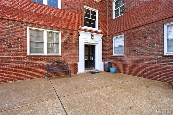 $2,200 | 923 South Hanley Road, Unit C, St. Louis, MO 63105