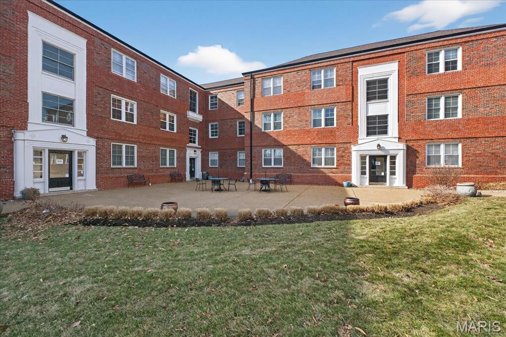 923 South Hanley Road, Unit C St. Louis, MO 63105 - Photo 3 of 31