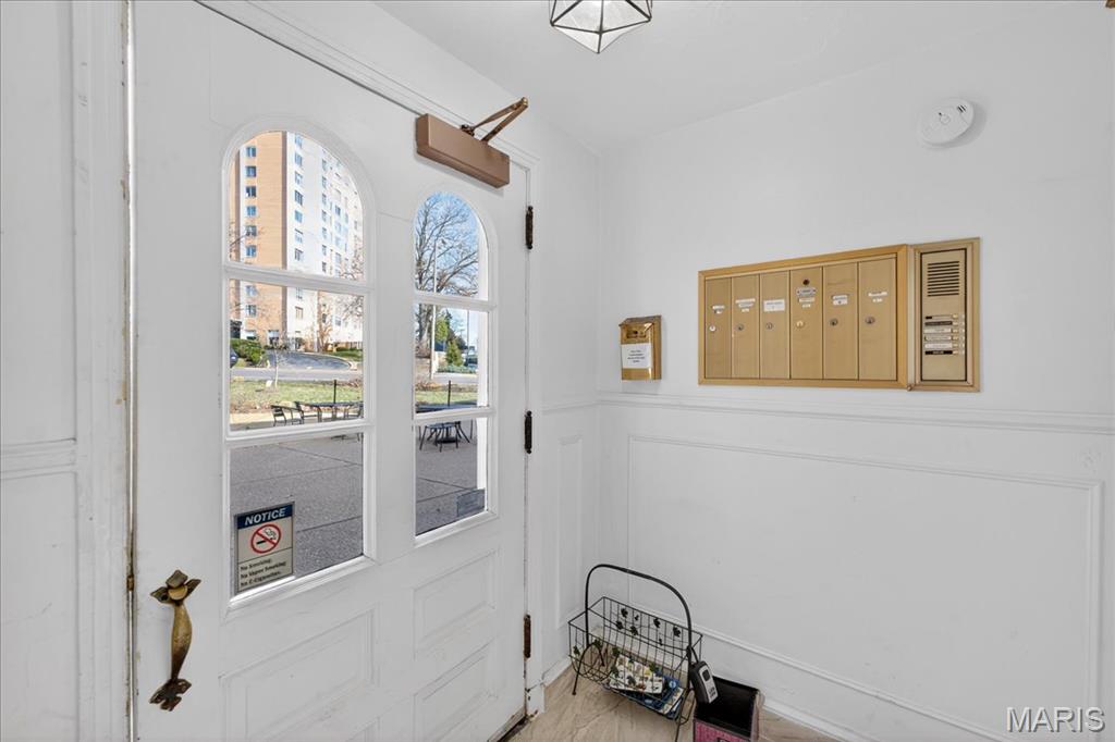 923 South Hanley Road, Unit C St. Louis, MO 63105 - Photo 5 of 31