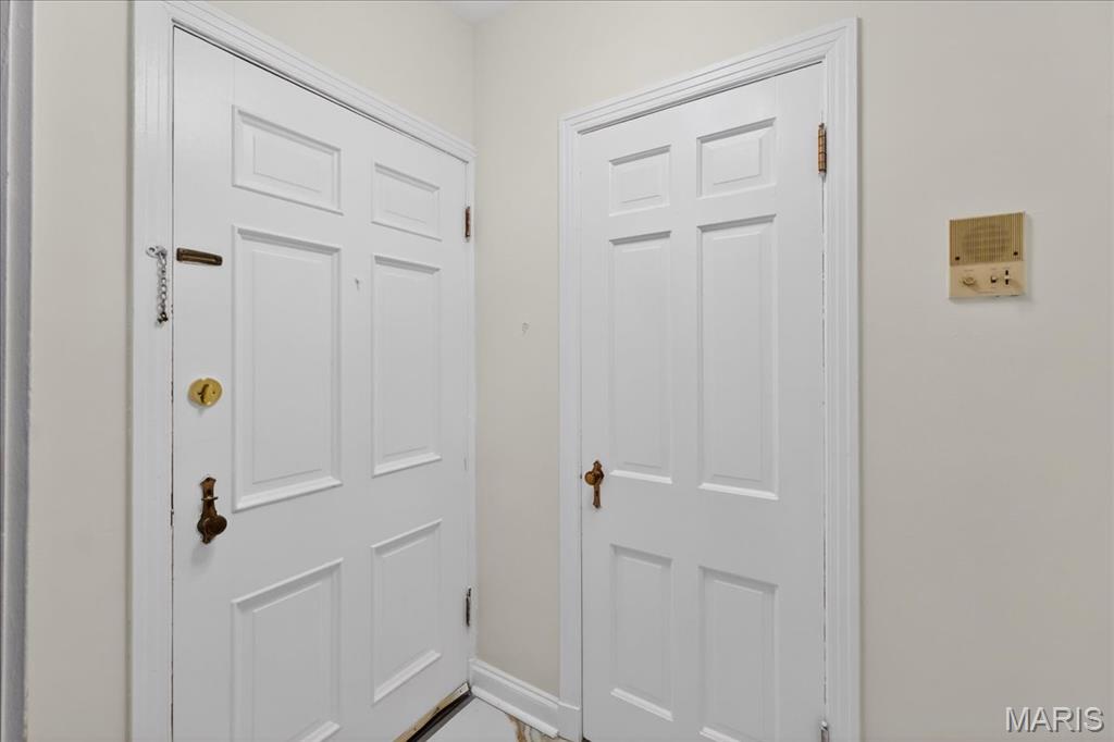 923 South Hanley Road, Unit C St. Louis, MO 63105 - Photo 8 of 31