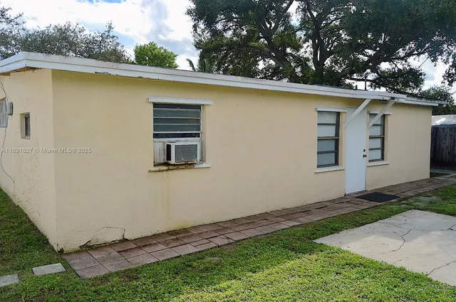 a view of a backyard