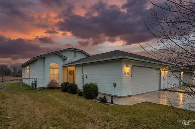 $319,900 | 352 South Valley Drive, Nampa, ID 83686