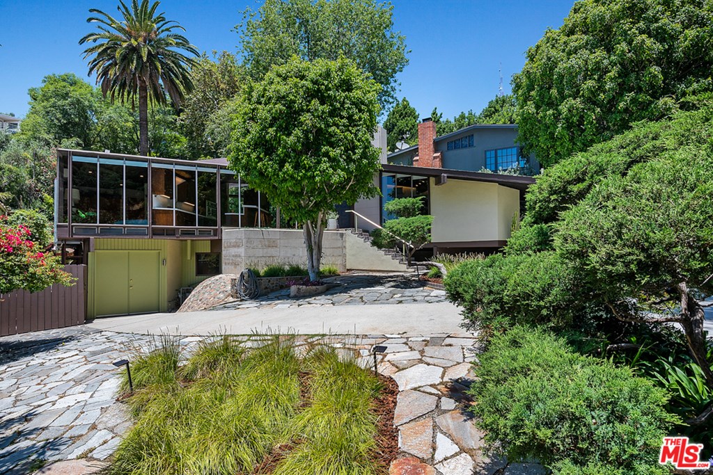 3329 Ledgewood Drive Los Angeles, CA 90068 - Photo 2 of 37