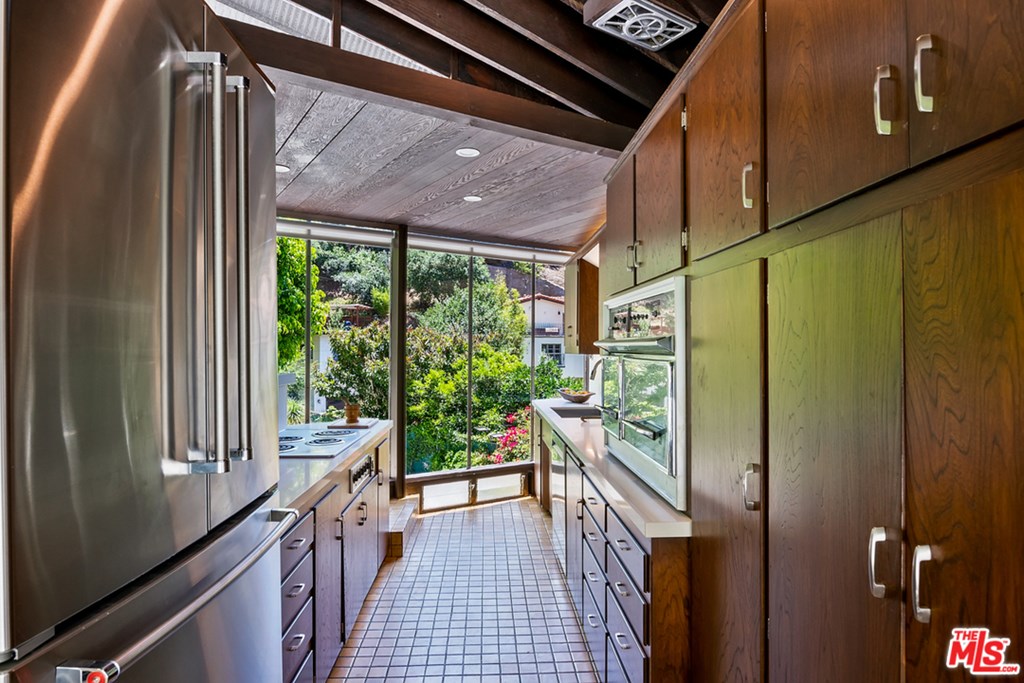 3329 Ledgewood Drive Los Angeles, CA 90068 - Photo 11 of 37