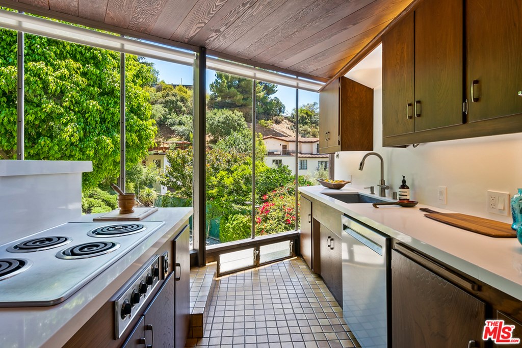 3329 Ledgewood Drive Los Angeles, CA 90068 - Photo 14 of 37