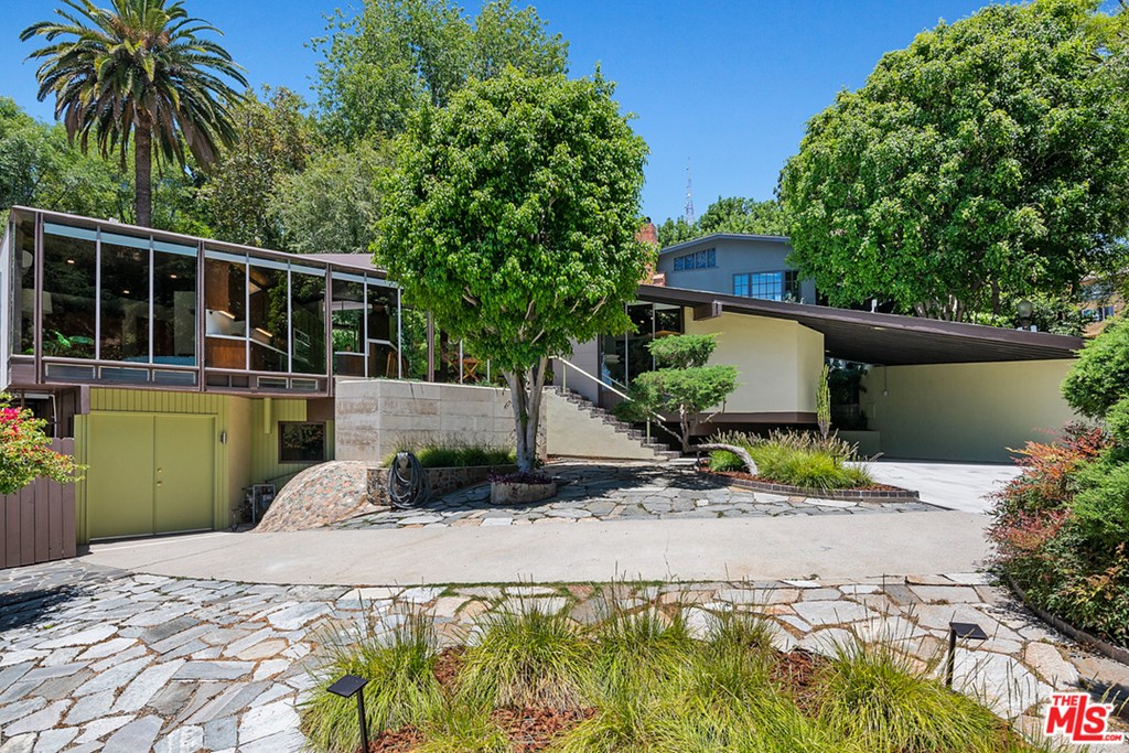 3329 Ledgewood Drive Los Angeles, CA 90068 - Photo 3 of 37